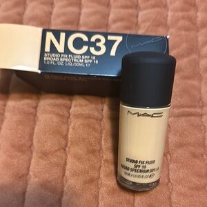 MAC Cosmetics Studio Fix Fluid Foundation NC37